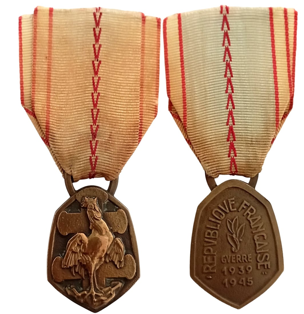 1939-45, War Commemorative Medal: Breast Badge, 38x28 mm, Bronze, original suspension ring and ribbon. I