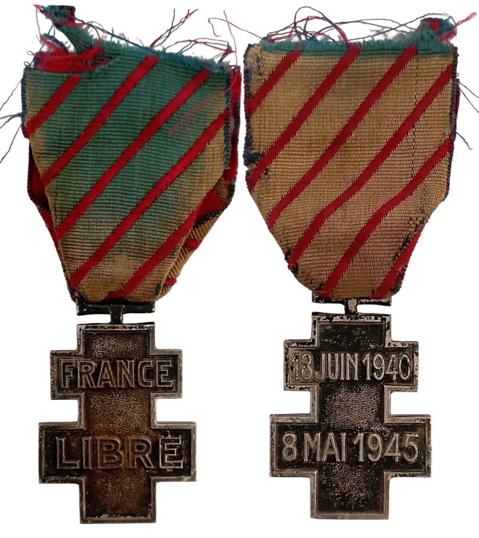 Commemorative Medal for Voluntary Service in Free France: Breast Badge, 42x29 mm, silvered Bronze, original suspension and ribbon. II