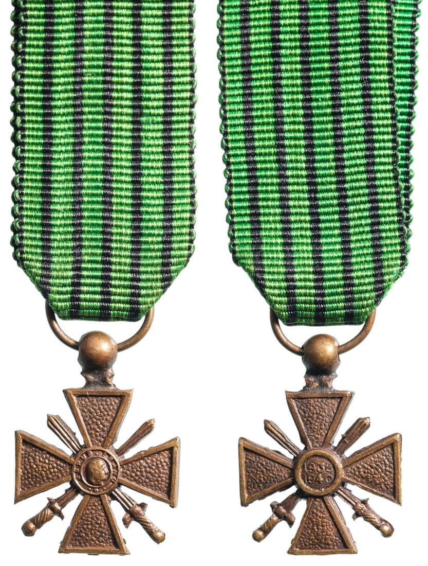 War Cross 1938 - 1940: Breast Badge Miniature, 16x12 mm, Bronze, original suspension ring and ribbon. I