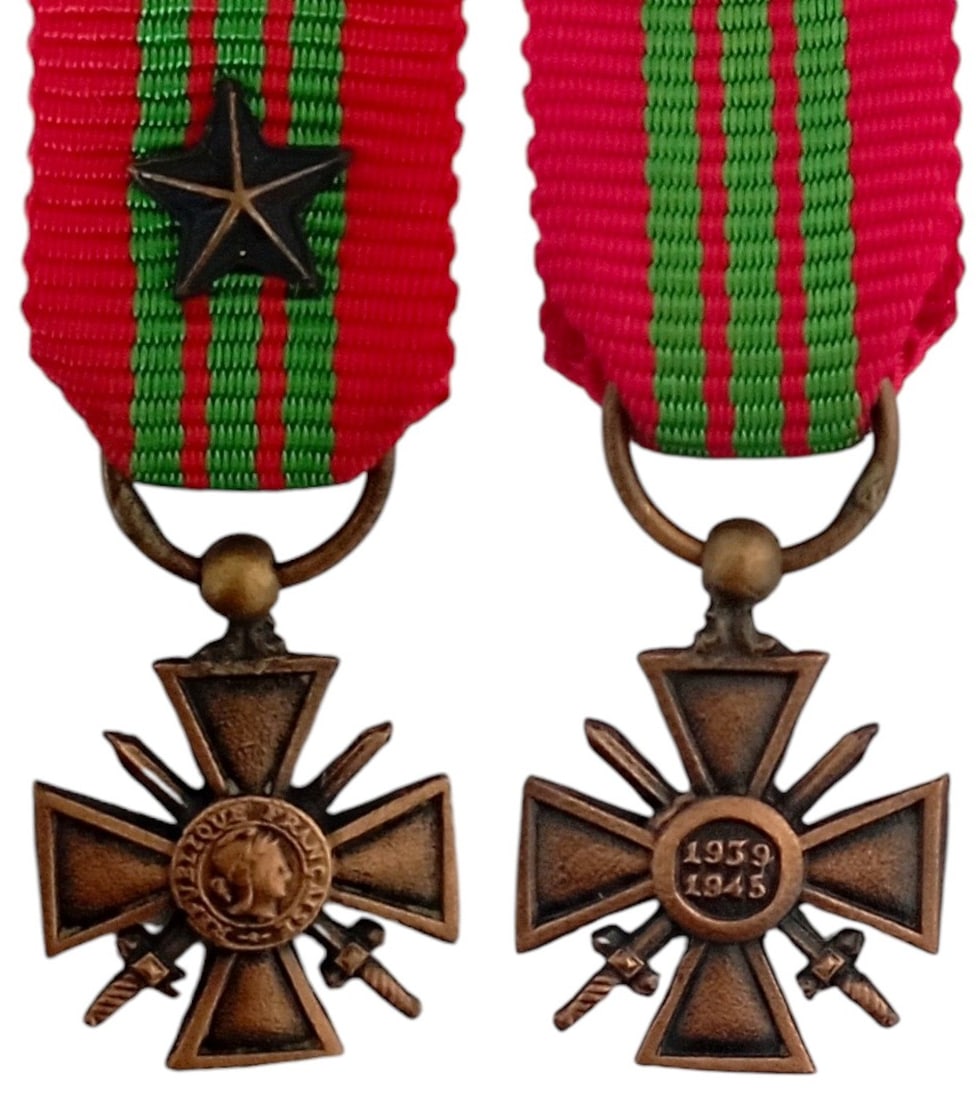 War Cross 1939 - 1945: Breast Badge Miniature, 15x11 mm, Bronze, original suspension ring and ribbon with one star. I