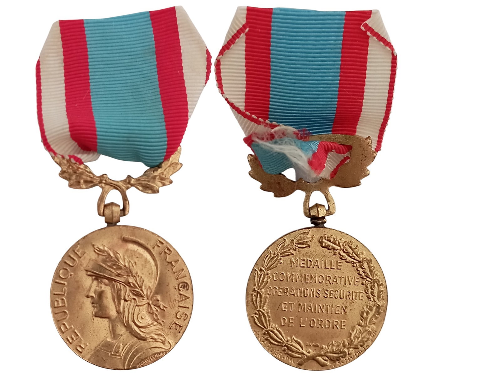 NORTH AFRICA SECURITY AND ORDER OPERATIONS COMMEMORATIVE MEDAL, INSTITUTED IN 1950: Breast Badge, 48x30 mm, gilt Bronze, original suspension wreath. I