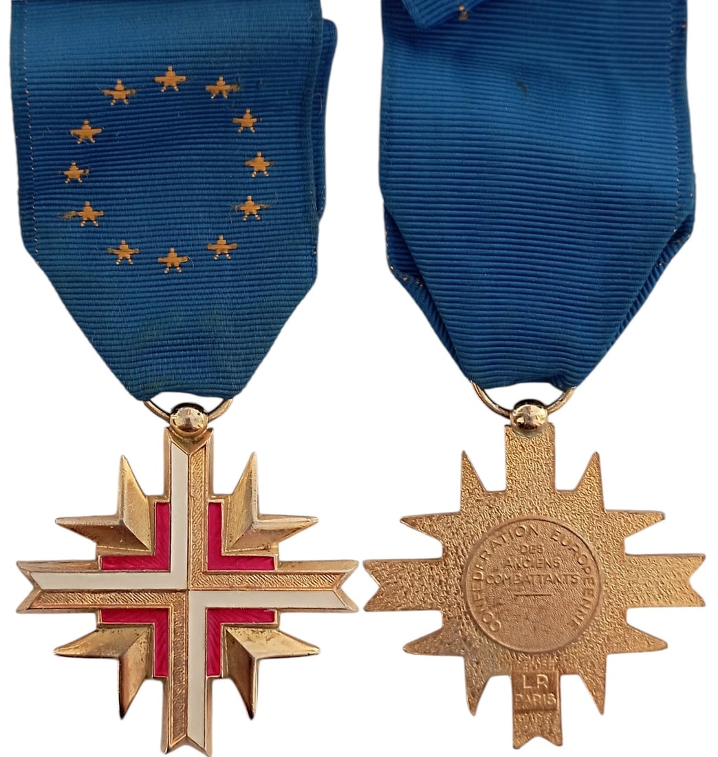 European Confederation of Veterans Medal: Breast Badge, 45x43 mm, gilt Bronze, enameled, original suspension ring and ribbon. I