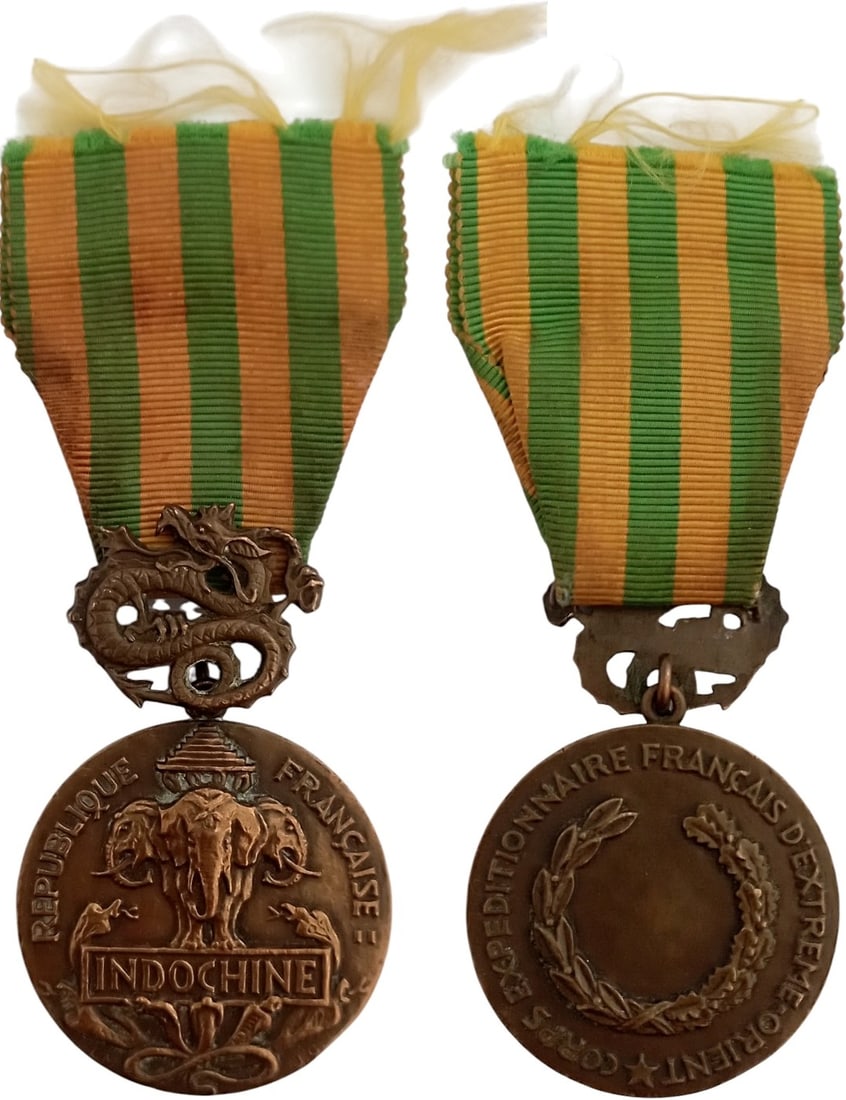MEDAL OF THE FRENCH FAR EAST EXPEDITIONARY CORPS - INDOCHINA WAR, 1953: Breast Badge, 56x36 mm, Bronze, original suspension device and ribbon. I