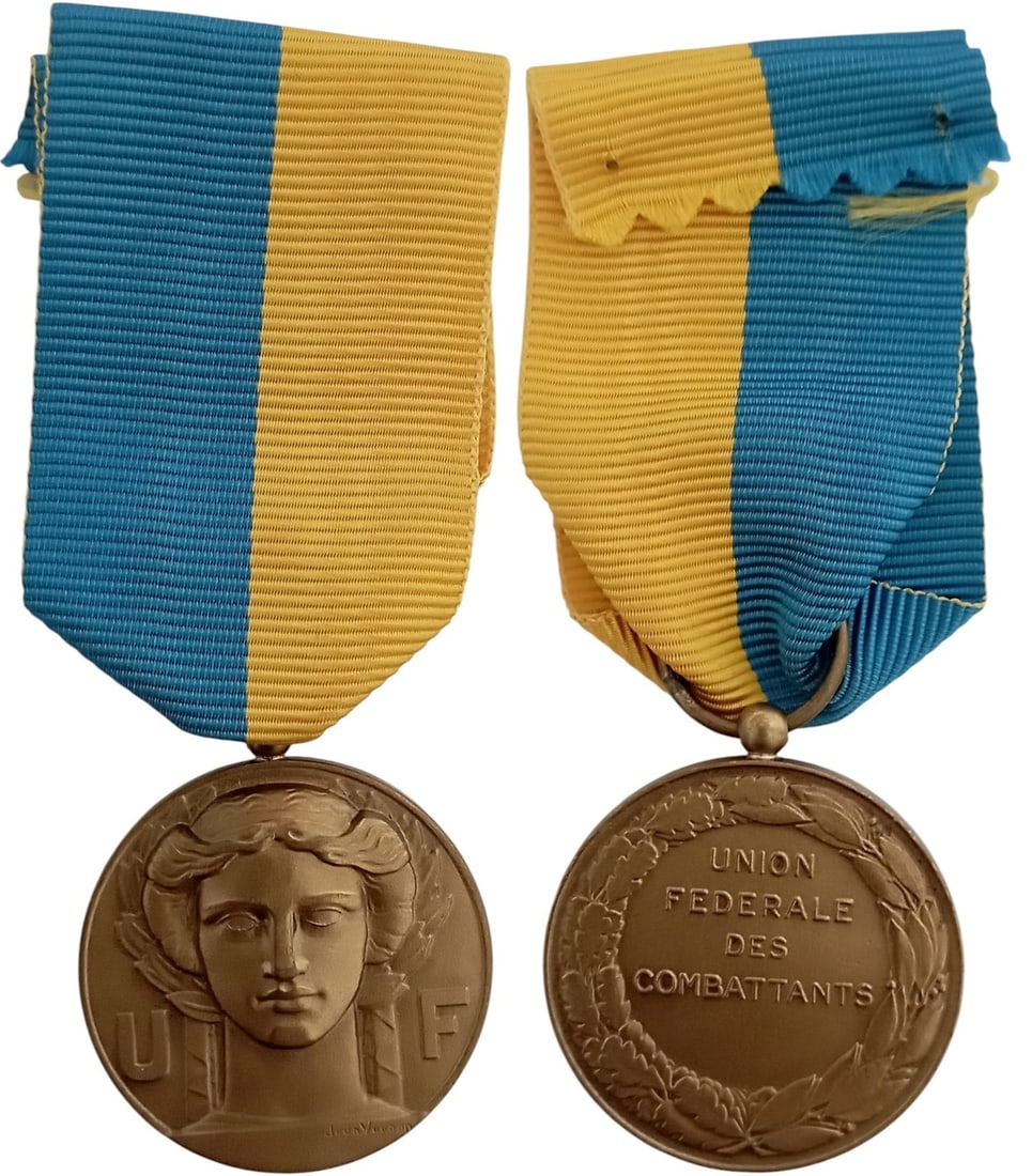 Federal Union of Combatants Medal: Breast Badge, 34x30 mm, Bronze original suspension ring and ribbon. I