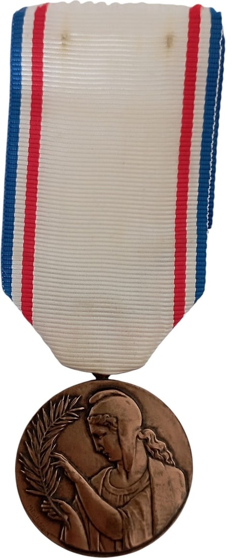 French Recognition Medal, 1917: Breast Badge, 36x32 mm, Bronze original suspension ring and ribbon. I