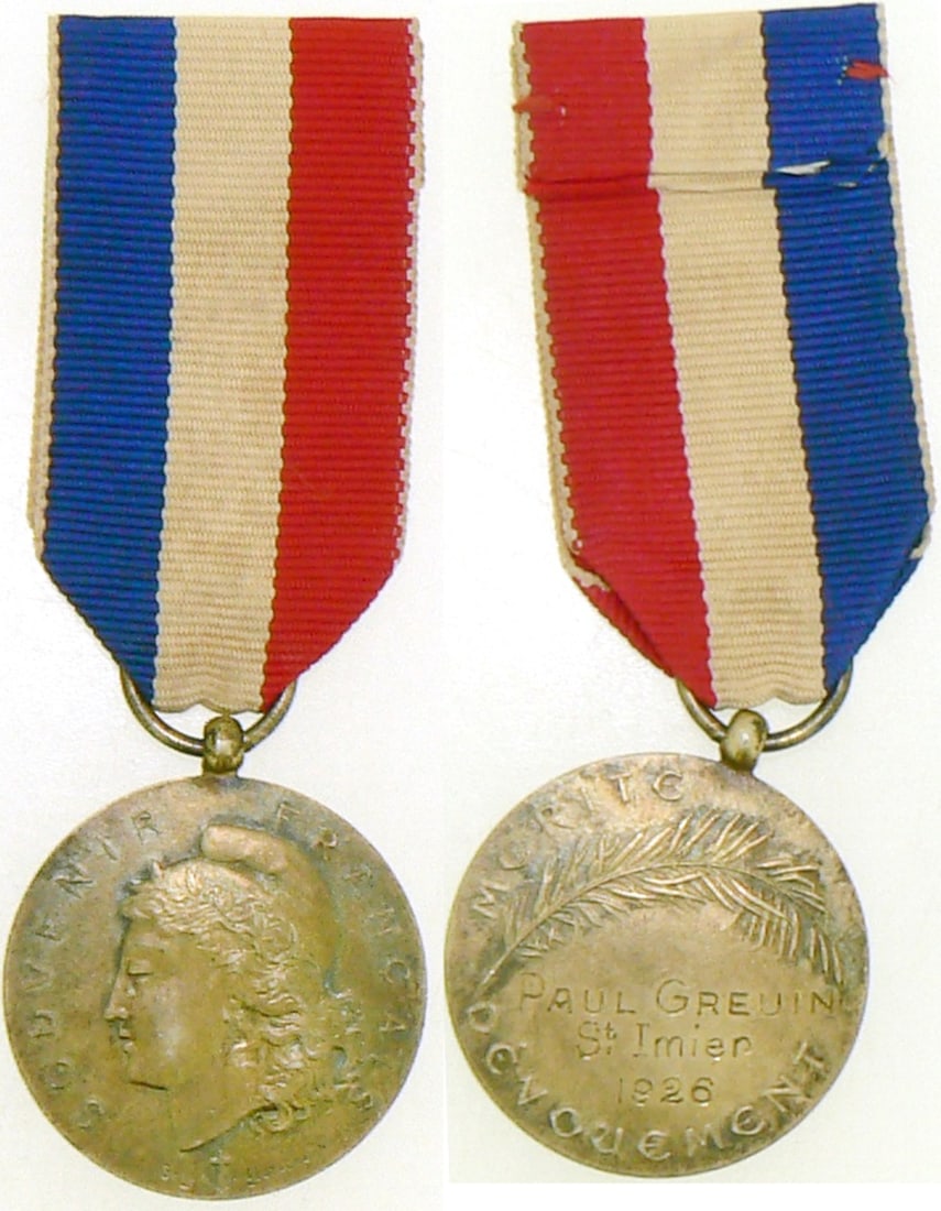 French Souvenir Association Medal for Devotion: Silver gilt Class, named. Breast Badge, 27 mm, gilt Silver, signed by "Eustache Inv. Del". Original suspension loop and ribbon. I