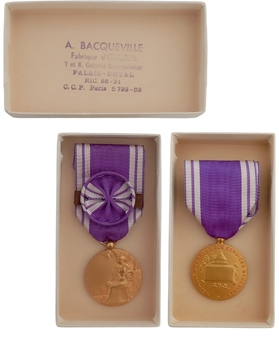 Honor Medal for Volunteer Services: Officer's Class. Breast Badge, 37x32 mm, gilt Bronze, original suspension ring and ribbon with rosette, in case of issue by "A. Bacqueville - Paris". Scarce! I R!