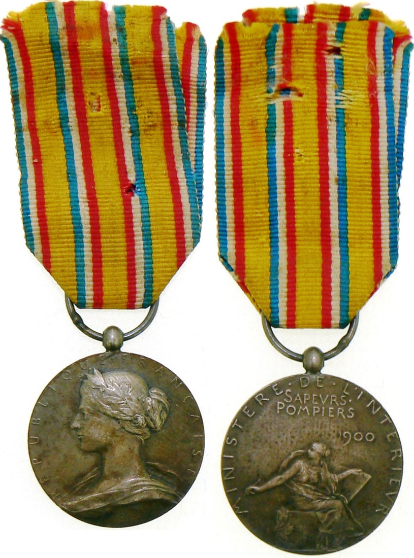 Firemen Medal: 1st Type, 2nd Class. Breast Badge, 26 mm, Silver, original suspension loop and ribbon. I