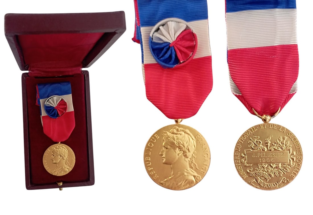 Work, Commerce and Industry Medal: Gold Class, named. Breast Badge, 27 mm, gilt Silver, original suspension loop and ribbon with rosette, in case of isssue. I