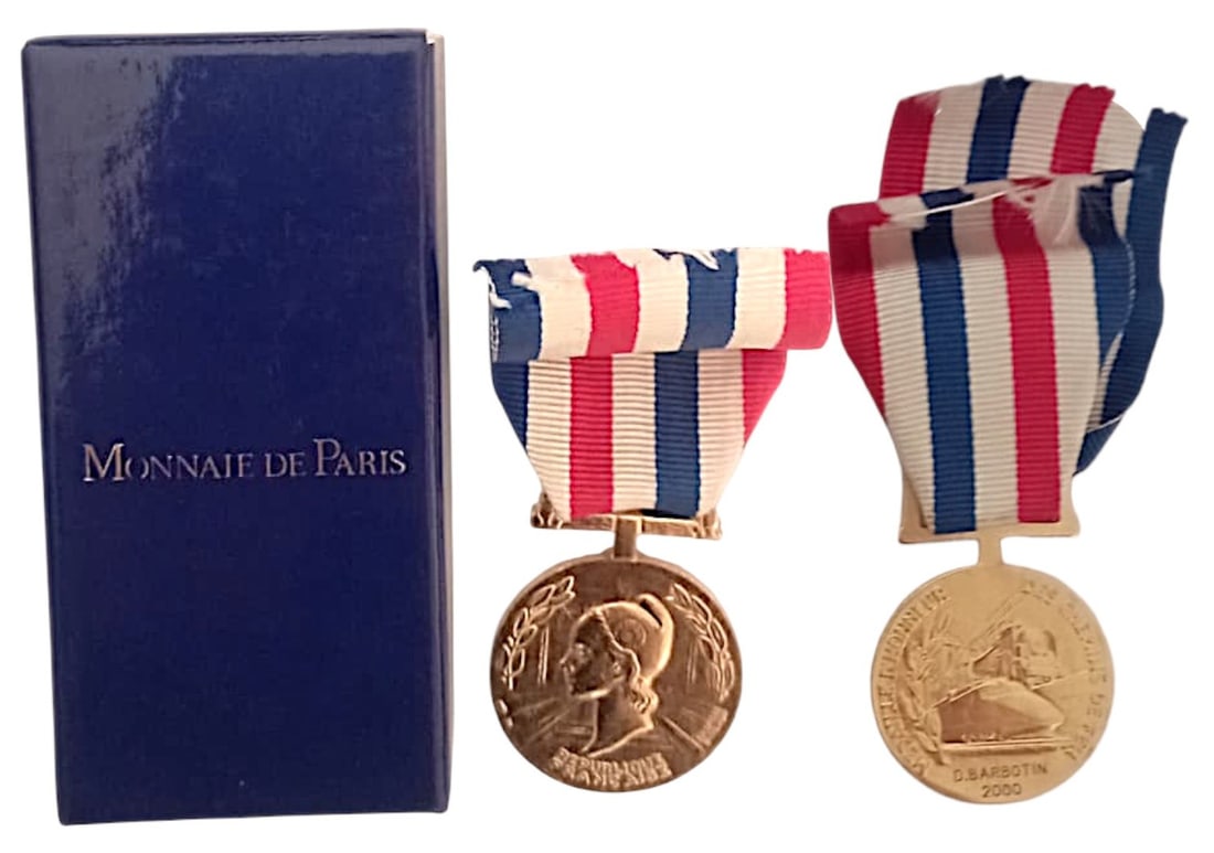 Railways Honor Medal, 1955: Breast Badge, 38x32 mm, gilt Bronze, named and dated 2000, original suspension ring and ribbon, in case of issue by "Monnaie de Paris". I