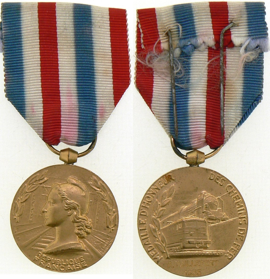 Railways Honor Medal, 1955: Breast Badge, 32 mm, gilt Bronze, original suspension ring and ribbon. I