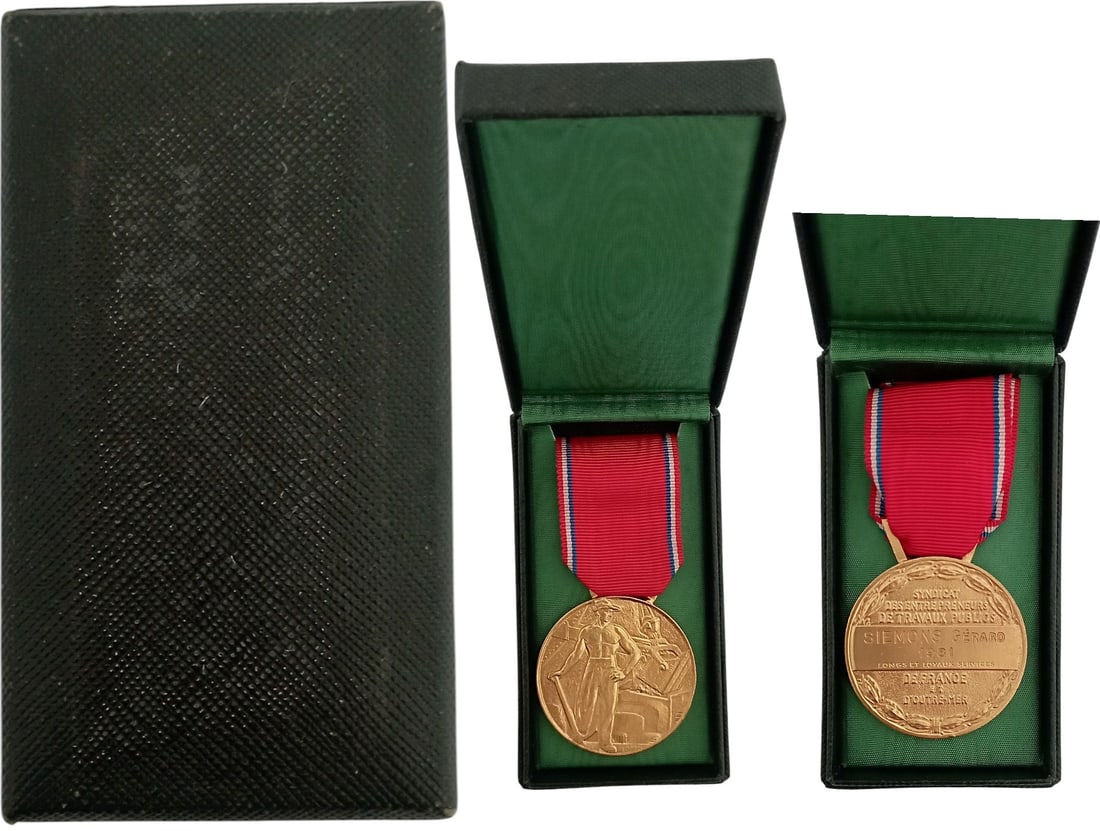 Union of Public Works Contractors, France and Overseas Medal, 1970: Breast Badge, 41 mm, gilt Silver, hallmarked, 30 g., named and dated 1981, original suspension ring and ribbon, in case of issue. Mint state! I"