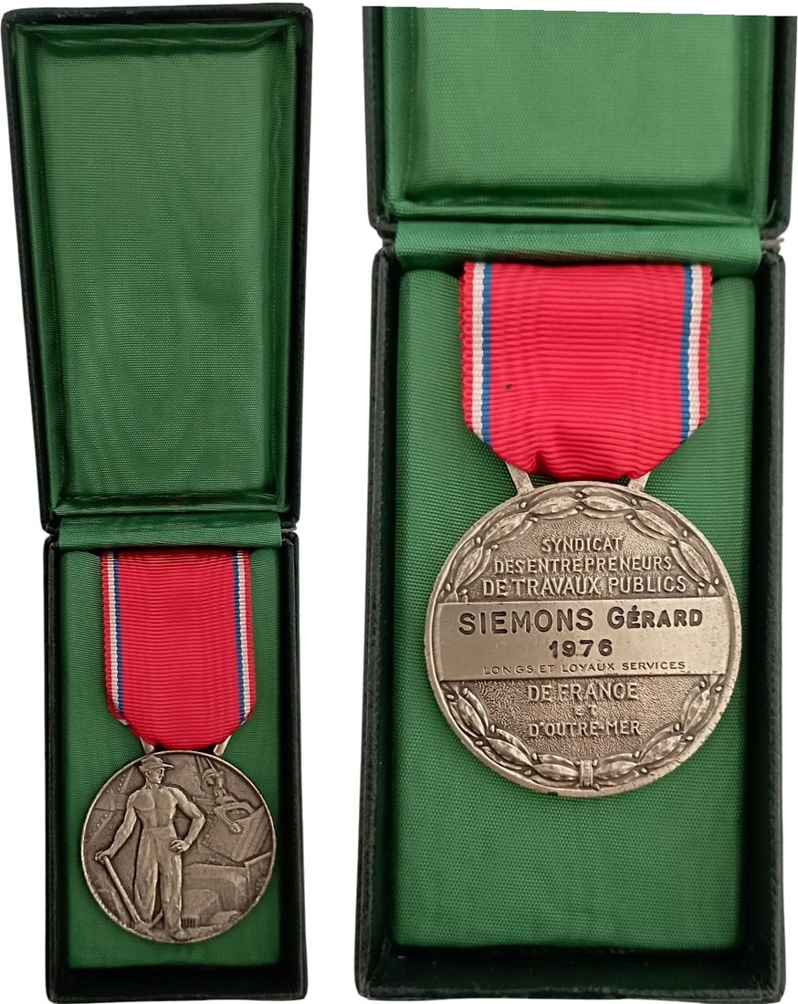 Union of Public Works Contractors, France and Overseas Medal, 1970: Breast Badge, 41 mm, Silver, hallmarked, 30 g., named and dated 1976, original suspension ring and ribbon, in case of issue. Mint state! I"