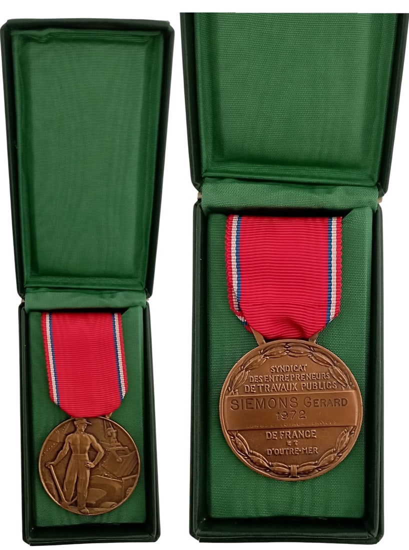Union of Public Works Contractors, France and Overseas Medal, 1970: Breast Badge, 41 mm, Bronze, named and dated 1972, original suspension ring and ribbon, in case of issue. Mint state! I"