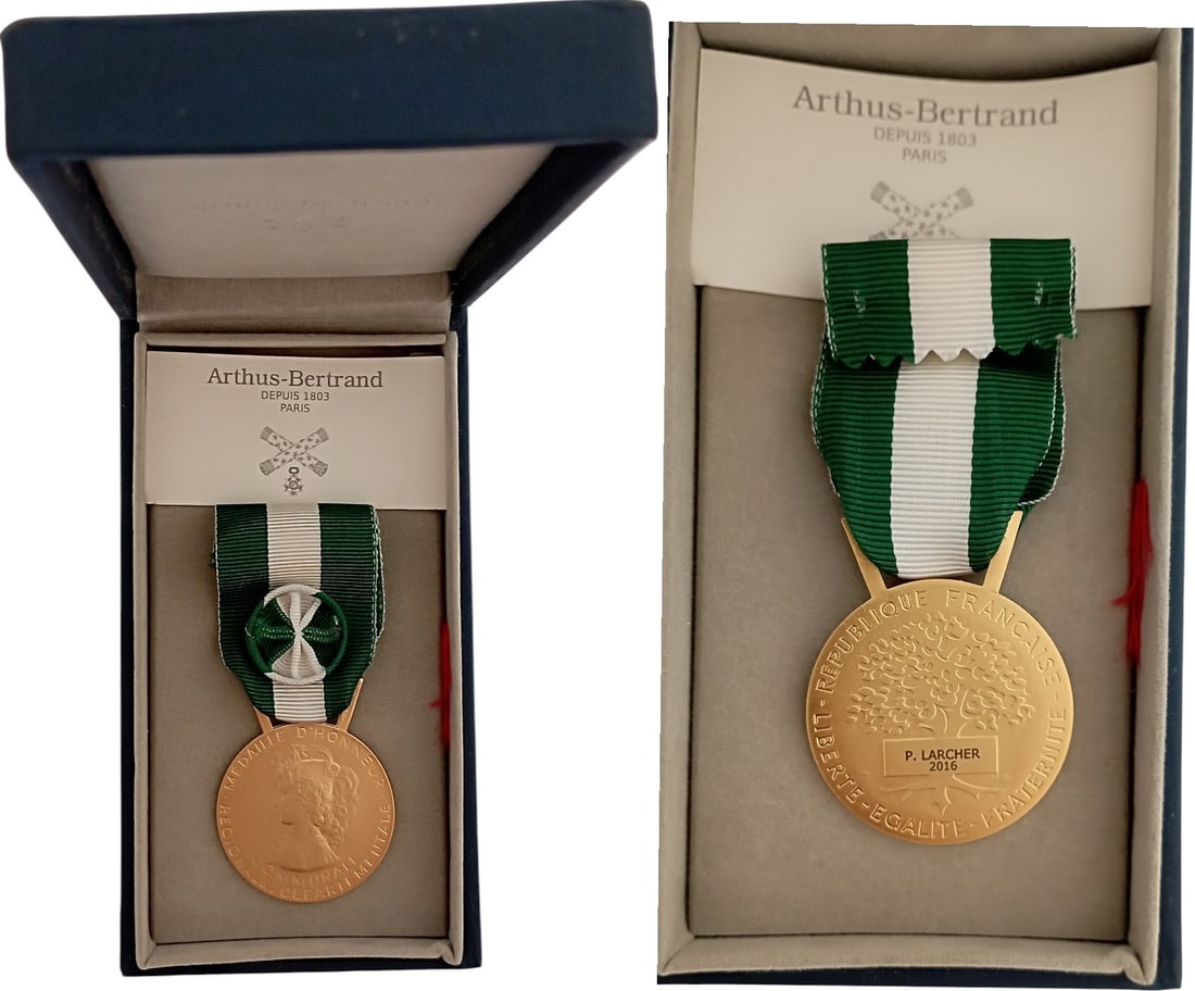 Regional, Departamental and Communal Honor Medal: Officer's Gold Class. Breast Badge, 34 mm, gilt Metal, original suspension device and ribbon, named, in original case of issue by "Arthus Bertrand - Paris". Mint state! I
