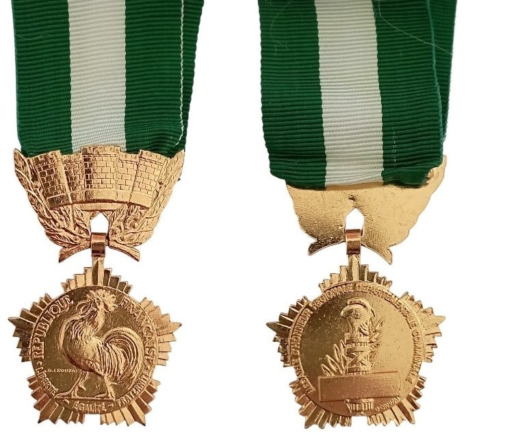 Regional Honour Departmental and Municipal Medal: Gold Class. Breast Badge, 51x31 mm, gilt Metal, original suspension device and ribbon. I