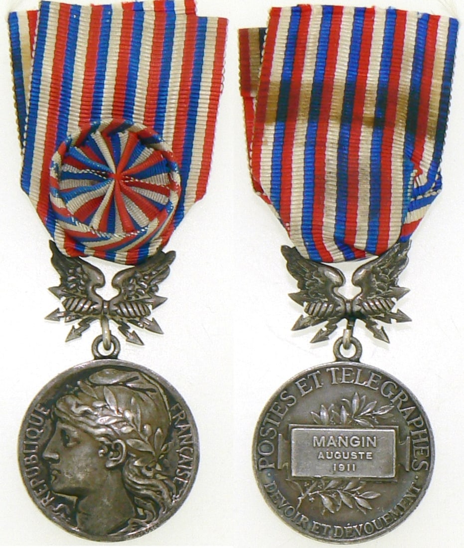 Postal and Telecomunications Honor Medal: 2nd Type. Silver Class, named. Breast Badge, 29 mm, Silver, original suspension device and ribbon with rosette. I