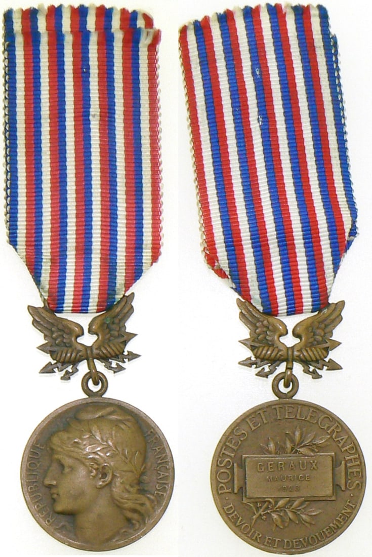 Postal and Telecomunications Honor Medal: 2nd Type. Bronze Class, named. Breast Badge, 29 mm, Bronze, original suspension device and ribbon. I