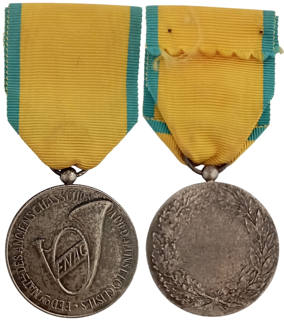 FNAC Medal of the Federation of the Former Alpine Hunters on Foot and Cyclists: Breast Badge, 41x37 mm, silvered Bronze, original suspension ring and ribbon. Extremely fine! Scarce! I R!