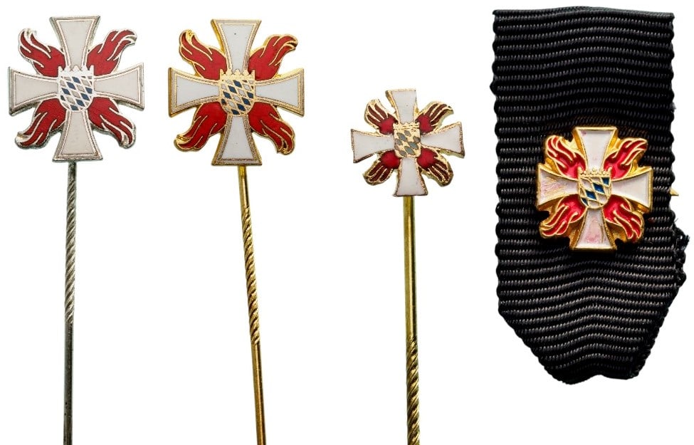 Patriotic Set of Pins: Breast Pins, 14 mm. gilt and silvered, 9 mm. gilt (2x), Bronze, one side enameled, original pin on reverse, extremely fine condition and very elegant! I (4)