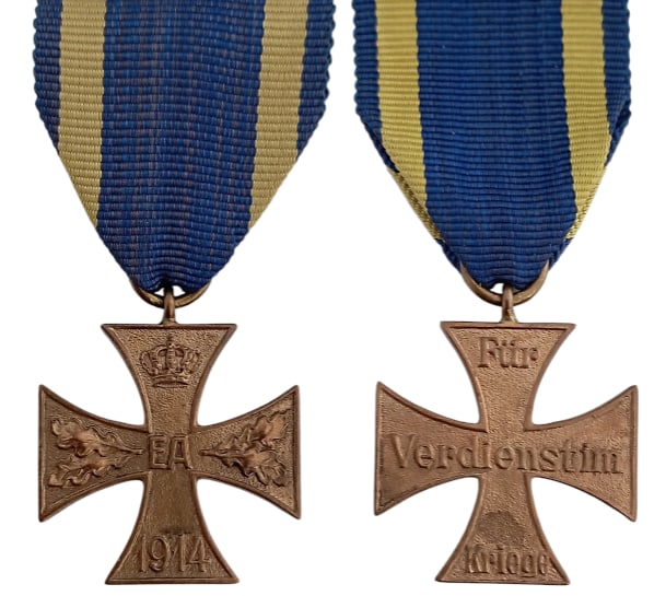 War Merit Cross, 1914 - 1918: 2nd Class. Breast Badge, 34x29 mm., gilt Bronze, original suspension ring and ribbon. Very attractive and mint state! I