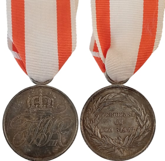 General Merit Medal: 2nd Class, instituted in 1810. Breast Badge, 39 mm, Silver, original suspension ring. Fine condition! III
