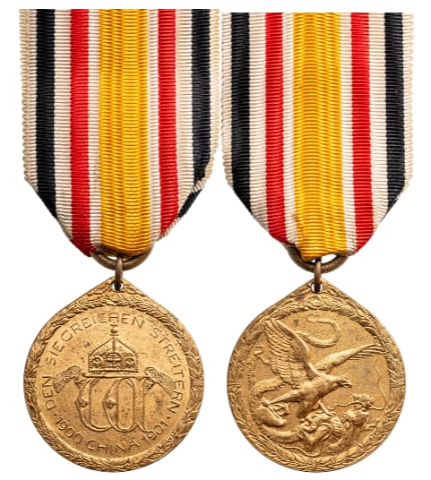 China Commemorative Medal for Combatants, 1900 - 1901: Breast Badge, 35x32 mm, gilt Bronze, original suspension ring.. A scarce medal in mint condition! I R!