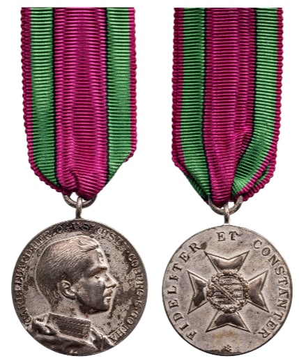 Saxe-Ernestine House Order Medals Of Merit: Type IV, Civil Division, instituted in 1833. Breast Badge, 30 mm, Silver, original suspension ring and ribbon. Extremely fine condition! I