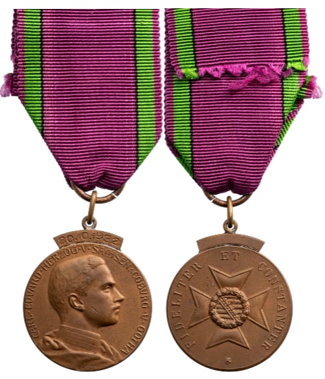 Saxe-Ernestine House Order Medals Of Merit: Type IV, Civil Division, instituted in 1833. Breast Badge, 30 mm, Bronze, original suspension ring and ribbon. Extremely fine condition! I
