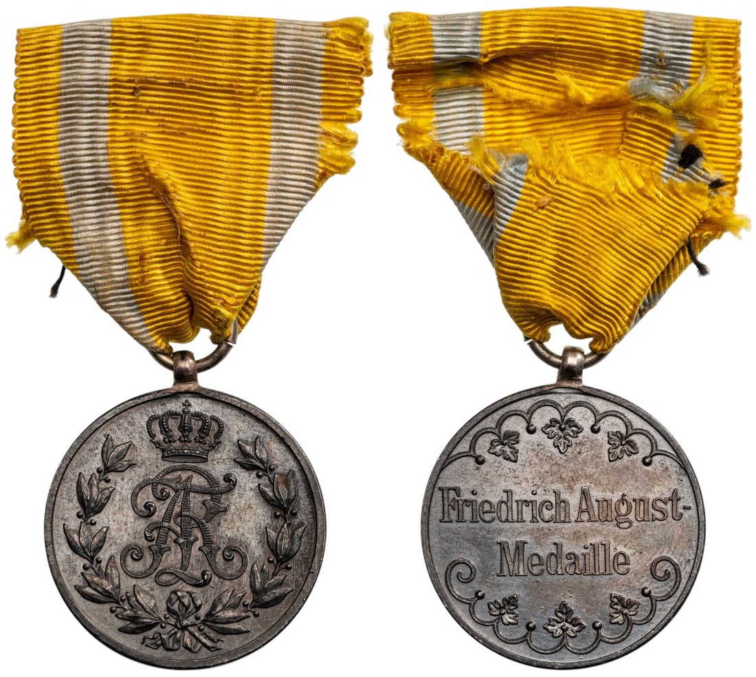 Friedrich August Medal for Military Merit, Bronze Class, 1905: Breast Badge, 29 mm, Bronze, original suspension ring and ribbon. A superb medal in mint condition! I