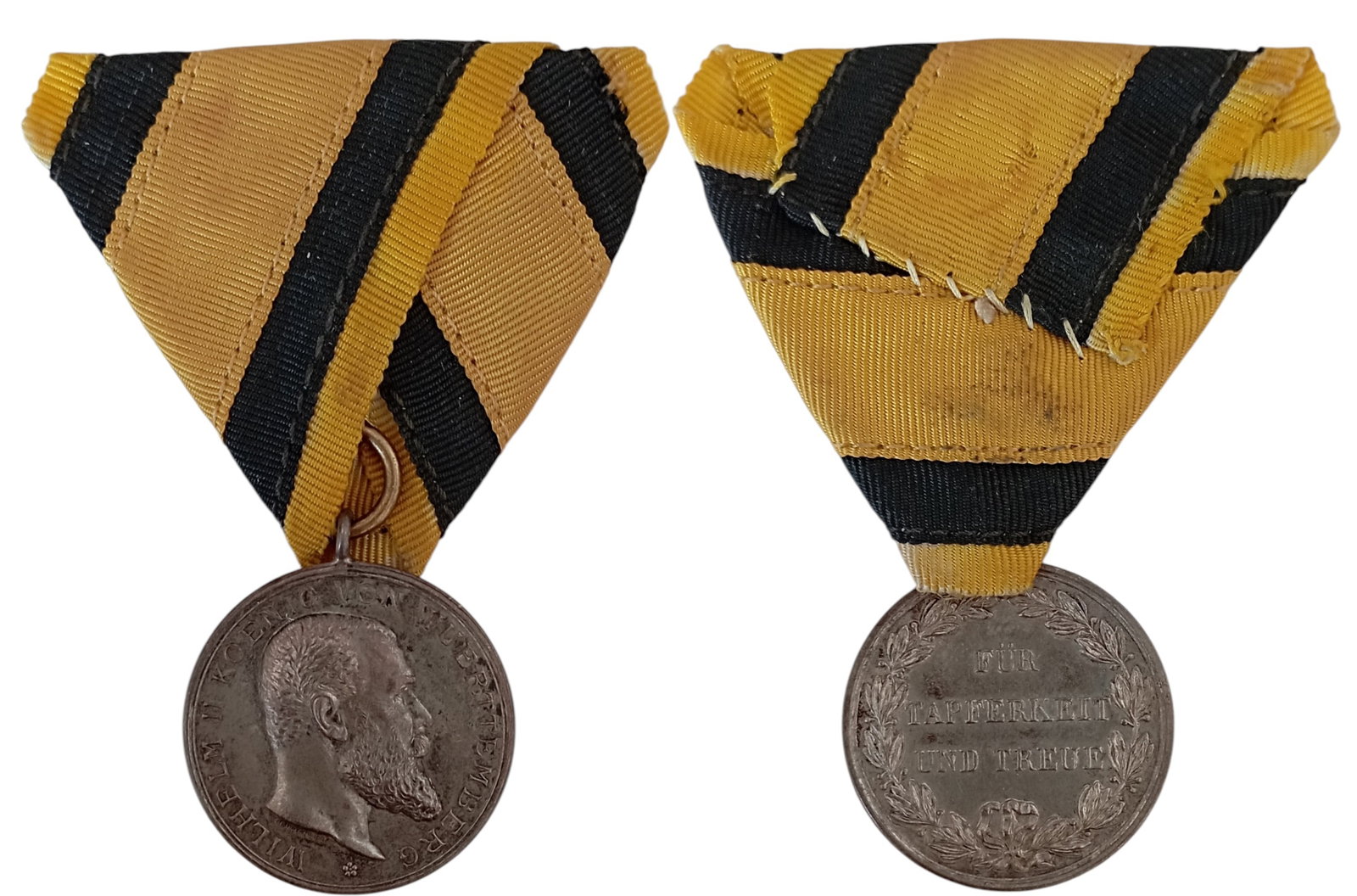 Military Merit Medal, 1806: Breast Badge, 33x28 mm, Silver, original suspension ring and triangular ribbon. An elegant medal, in extremely fine condition! I