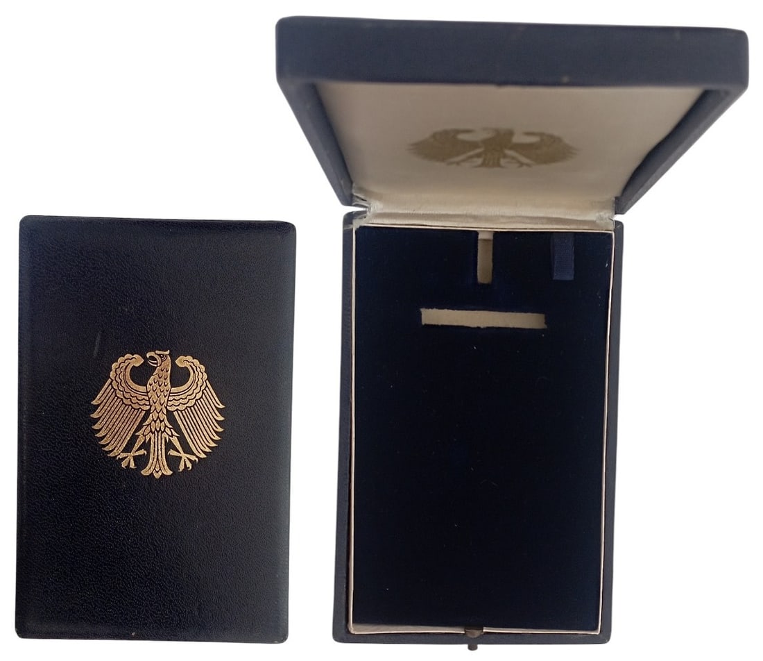 ORDER OF MERIT OF THE FEDERAL REPUBLIC: Knight's Cross, instituted in 1951. Case of issue with gilt German eagle on the lid, in mint condition!