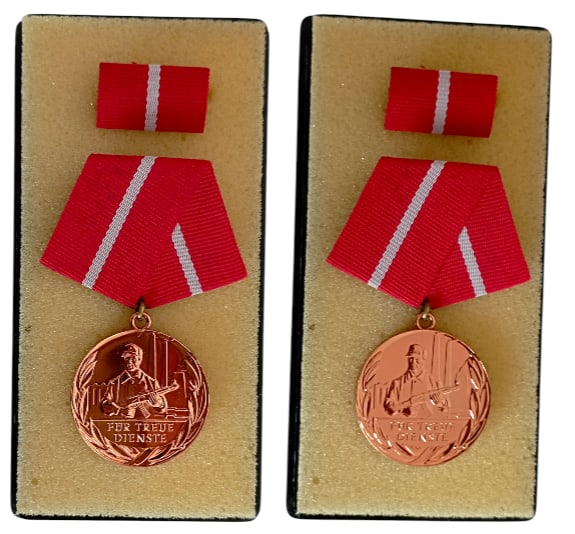 Medal for Faithfull Services in the Working Class Combat Groups: 1st Class. Breast Badge, 36x32 mm., Copper, original suspension ring and ribbon, in case of issue, together with ribbon bar. Mint condition! I