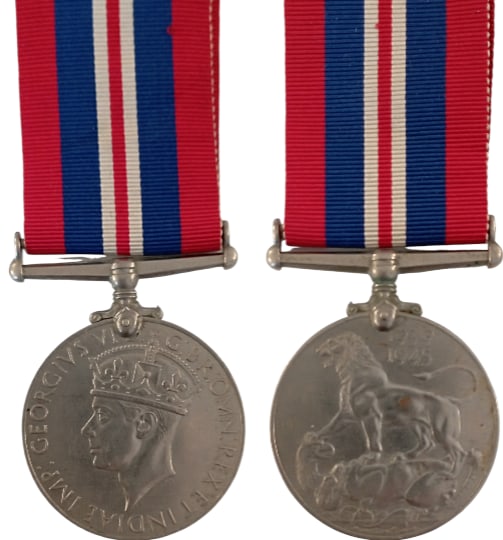 War Medal, 1939 - 1945: Breast Badge, 45x36 mm, Cupro-Nickel, original suspension ring and ribbon. Mint condition! I
