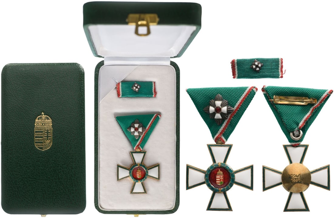 ORDER OF MERIT: Knight's Cross, instituted in 1991. Breast Badge, 48x43 mm, gilt Silver, reverse inscription with dates "1946-1991", both sides enameled, obverse central medallion gilt, original suspension ring and t