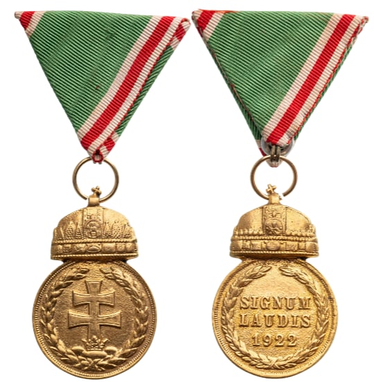 Signum Laudis Medal with Holy Crown, 1922: Breast Badge, 48x31 mm, gilt Bronze, original suspension crown, ring and triangular ribbon. Mint condition! I
