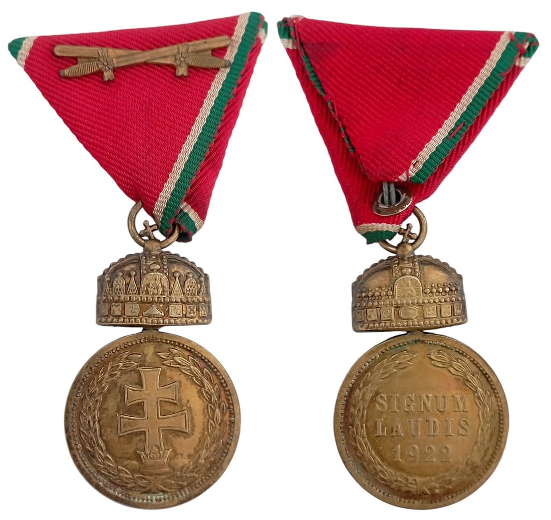 Signum Laudis Medal with Holy Crown, 1922: Breast Badge, 52x32 mm, Bronze, original suspension crown, ring and triangular ribbon with swords. Mint condition! I