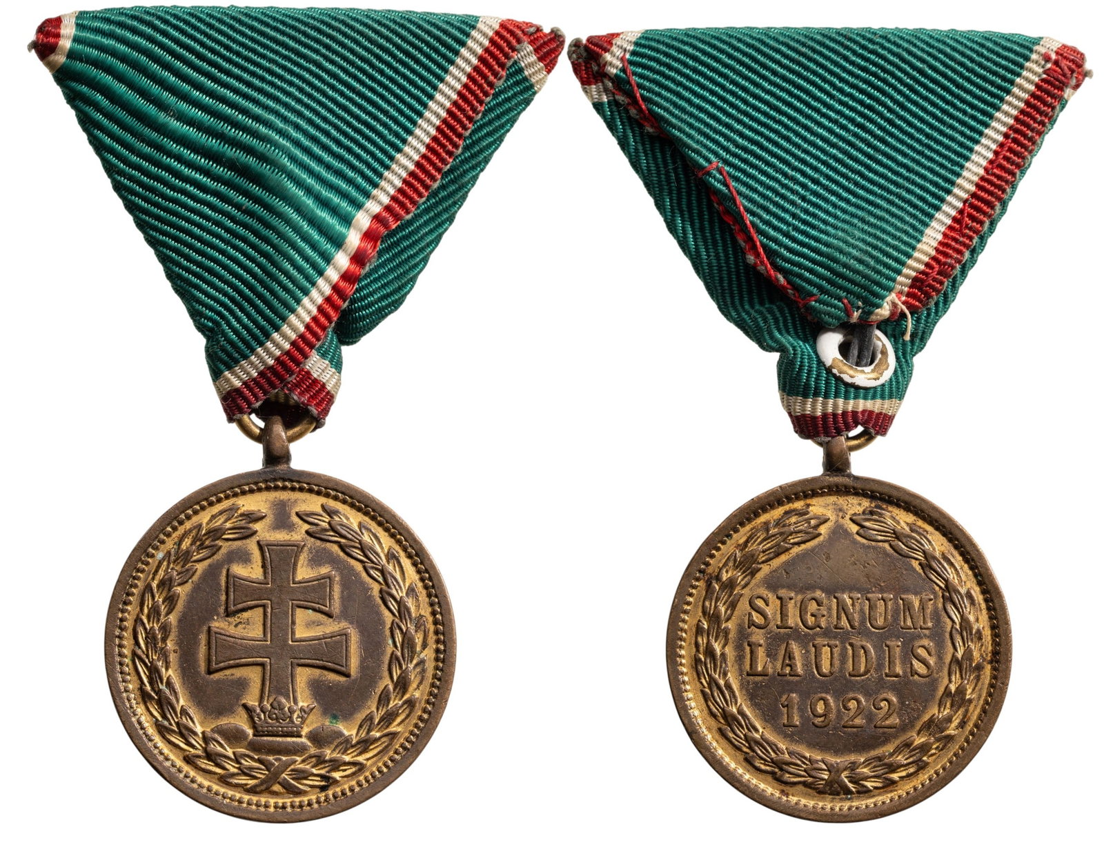 Signum Laudis Medal, 1922: Breast Badge, 37x32 mm, gilt Bronze, original suspension ring and triangular ribbon. Mint condition! I