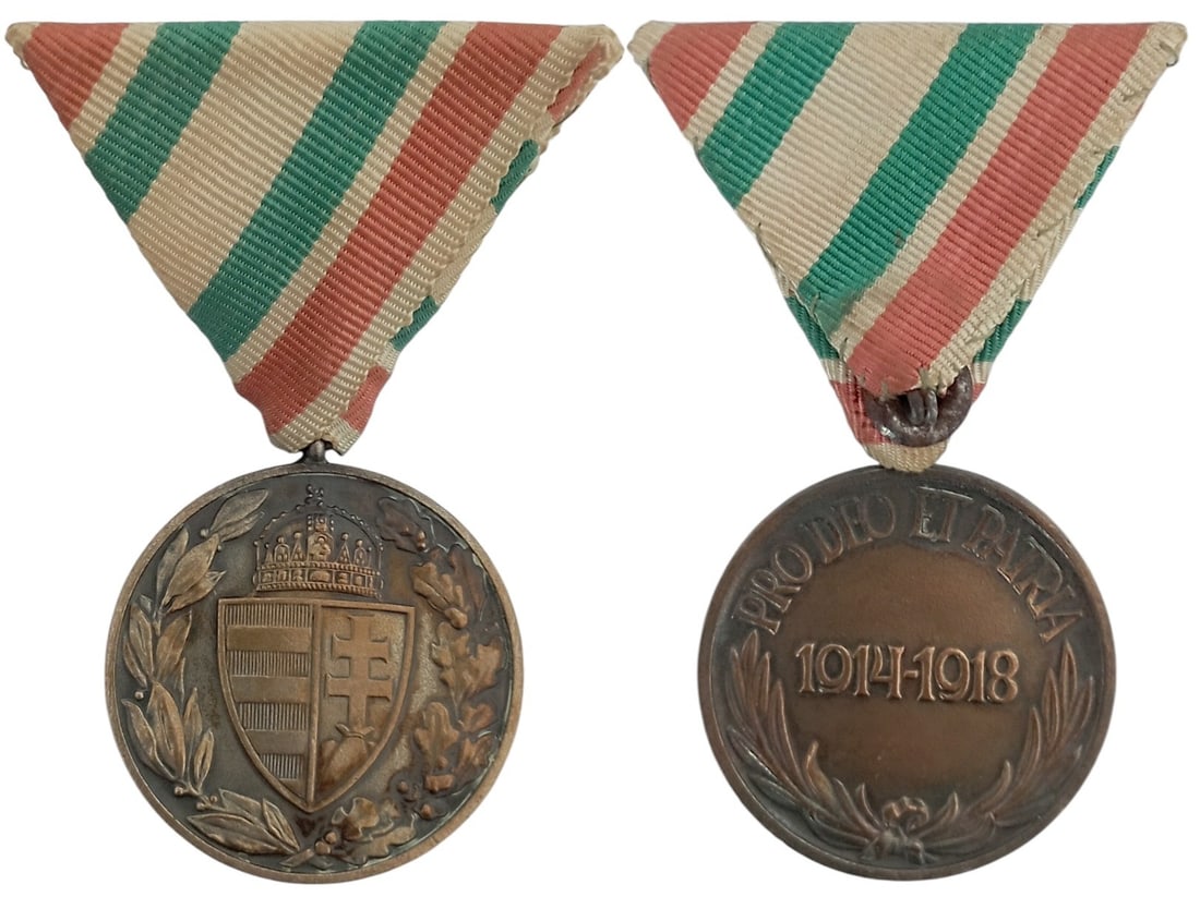 Medal Pro Deo et Patria for Non-Combattants: Breast Badge, instituted in 1929, 41x37 mm, silvered, original suspension ring and triangular ribbon. Mint condition! I