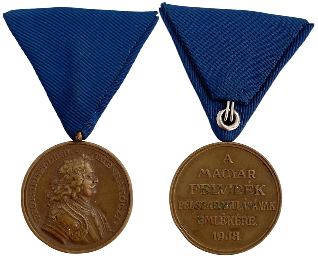 Liberation of Upper Hungary Medal, 1938: Breast Badge, 39x34 mm, Bronze original suspension ring and modern triangular ribbon. Extremely fine! I