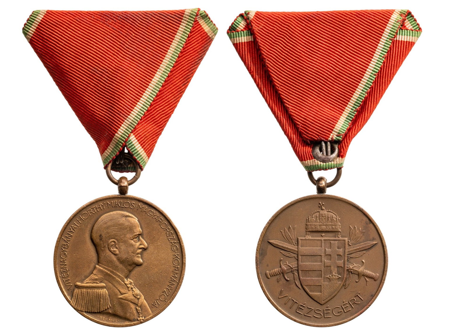 Bravery Medal, 1939: Breast Badge, 40x35 mm, Bronze original suspension ring and triangular ribbon. Extremely fine! I