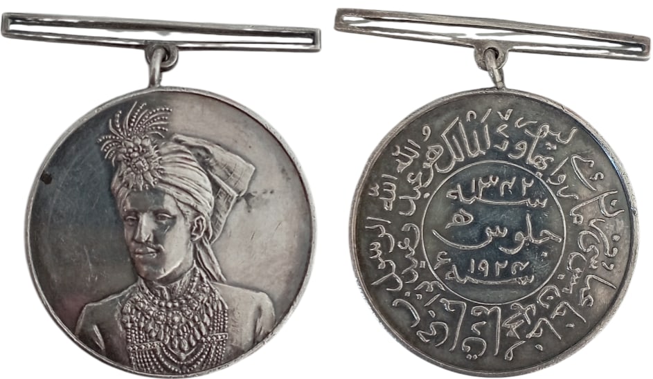 Installation Medal, instituted in 1924: Breast Badge, 41x36 mm, Silver, original suspension bar. A beautiful medal, in extremely fine condition. I
