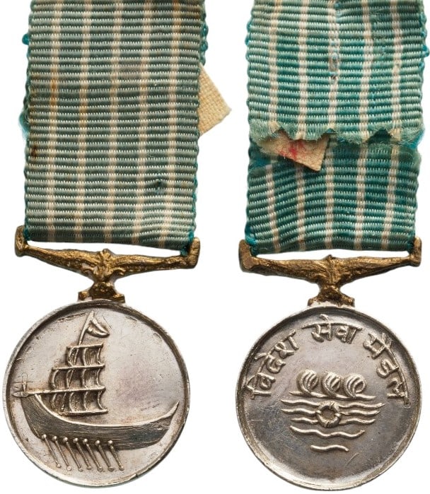 Navy Medal: Breast Badge, 23 mm., silvered Metal, original suspension ring and ribbon. A scarce medal, in mint condition! I R!