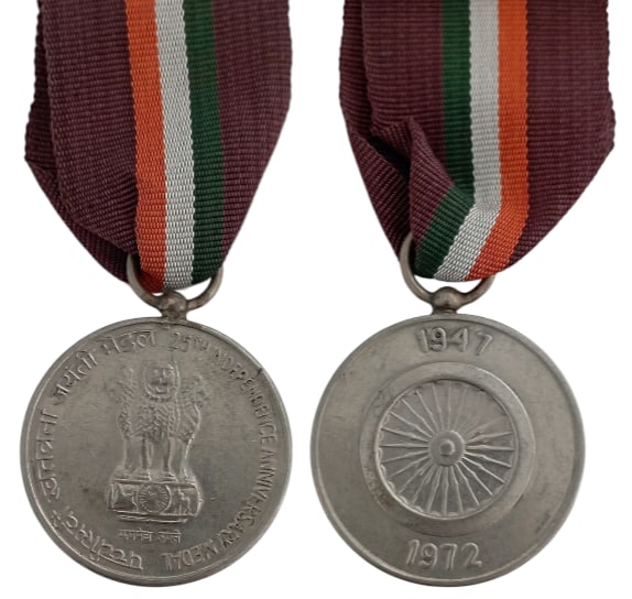 25th Anniversary of Independence, 1947 - 1972: Breast Badge, 38x35 mm., silvered Bronze, original ring and ribbon. Extremely fine! I