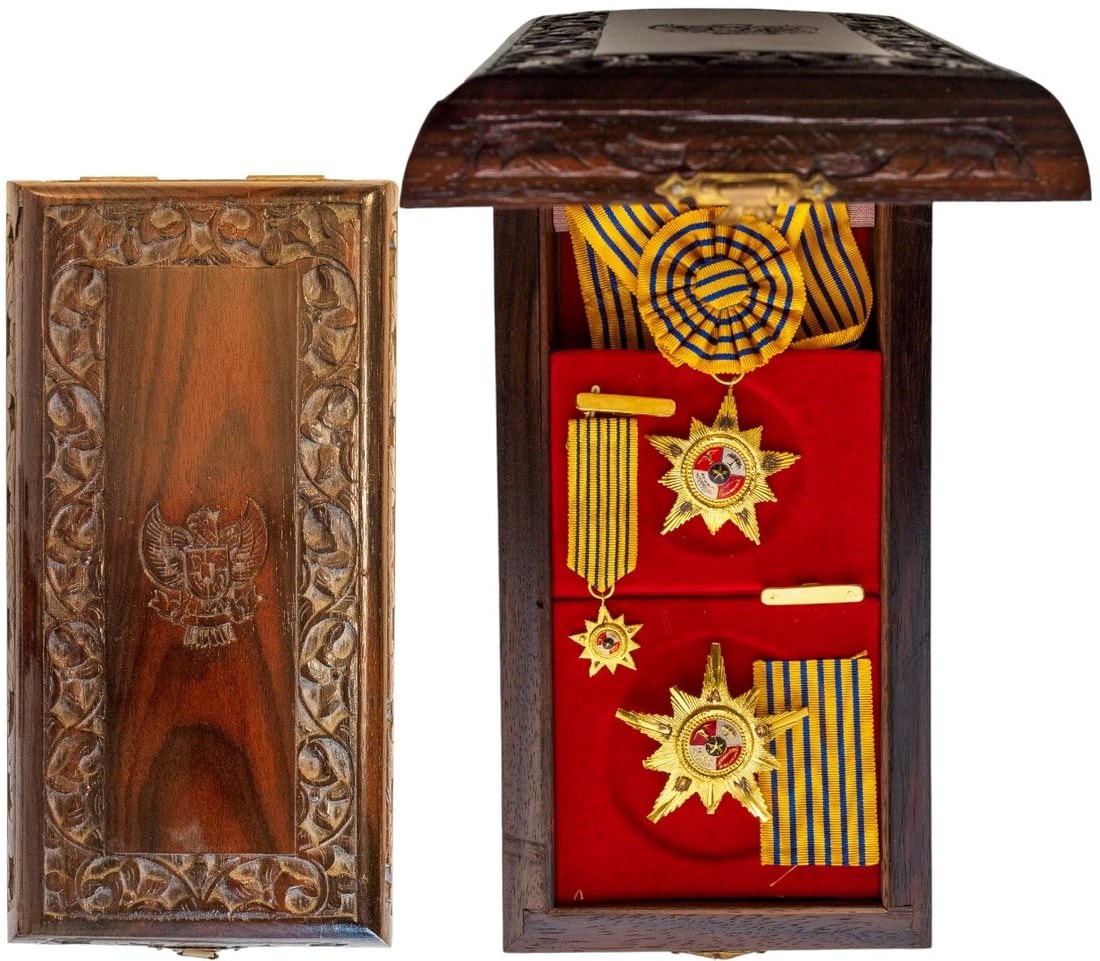 Star for Bravery (Bintang Jasa Utama): First Class Set. Sash Badge, 47 mm, gilt Bronze, reverse inscription, original suspension ring and long ladies sash. Breast Star, 58 mm, gilt Bronze, reverse inscription, reverse with large vertical p