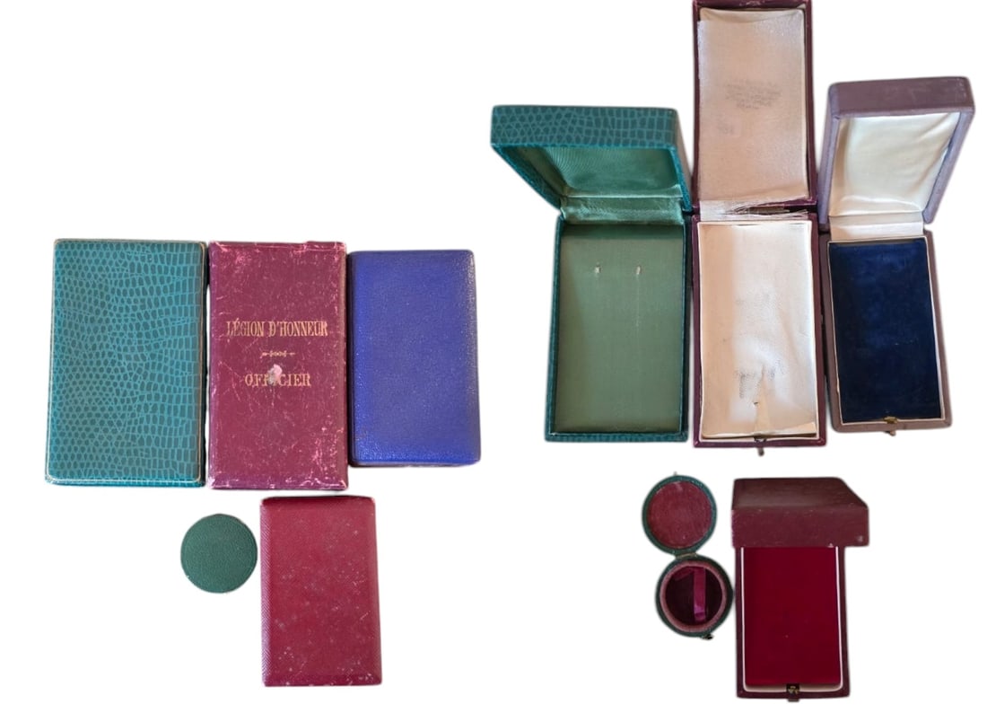 Lot of 5 Cases of Issue: Medal and Orders Boxes, France (1 x Legion of Honor, Officer). Cases of issue, one with gilt inscription on the lid. Extremely fine condition!! I-II (5)