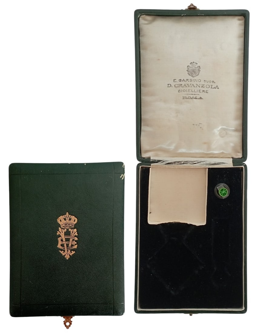 ORDER OF SAINT MAURICE AND LAZARUS: Commander's Cross, instituted in 1572. Case of issue by "Cravanzolla - Roma", gilt weapon on the lid, with lapel hole rosette. A beautiful box in mint condition! I