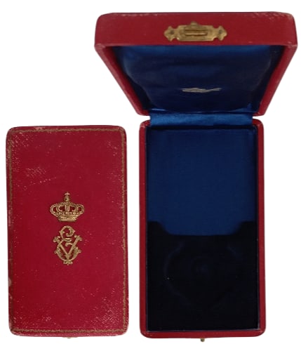 ORDER OF THE CROWN OF ITALY: Commander's Cross, Case of issue, instituted in 1861, by "S. Johnson, Milano - Roma". A superb luxury case of issue with gilt Bronze weapon on the lidI II