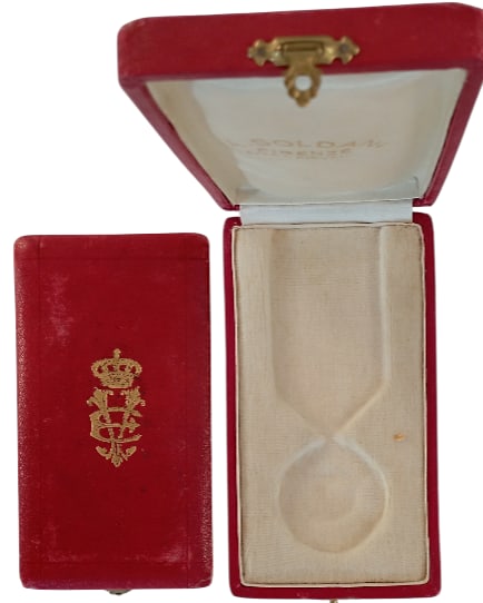 ORDER OF THE CROWN OF ITALY: Officer's Cross, instituted in 1861. Case of issue, by "A. Soldane - Firenze", with gilt weapon on the lidI I