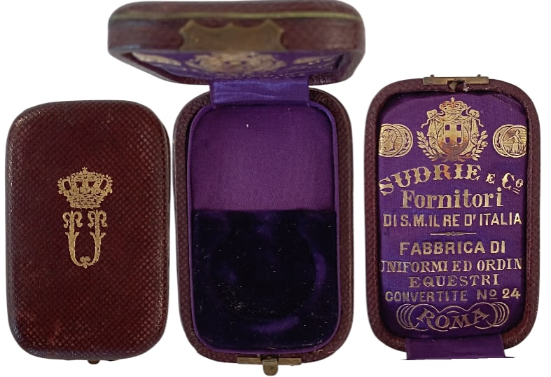 ORDER OF THE CROWN OF ITALY: Knight's Cross, instituted in 1861. Case of issue, by "Sudrie & Co. - Roma", with gilt weapon on the lidI A superb luxury case! I R!